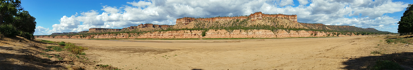 looking across the Runde river to hilojo Cliffs