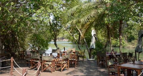 dining deck at kaingu safari lodge